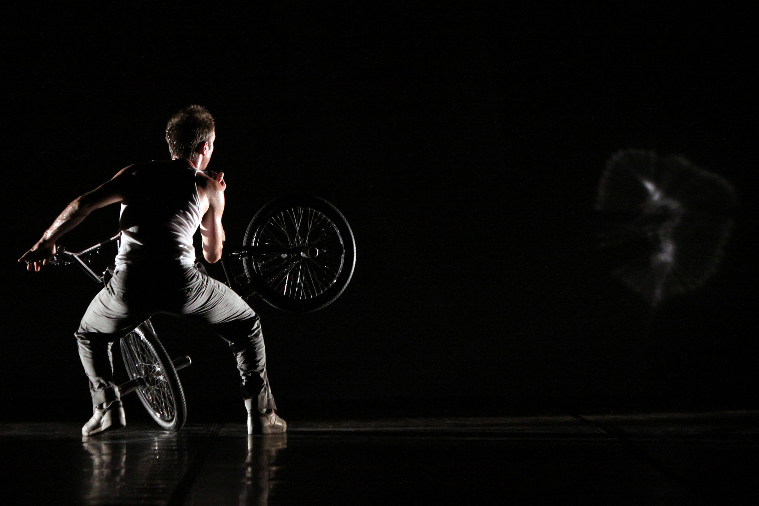 Dia 03 de setembro Sesc Santos  Com elementos do 'novo circo' e uma primorosa atuação de Vincent Warin (campeão do Tour de France e vice-campeão do mundo de BMX Free Style) a peça é uma poética entre a relação do homem e sua criação. Em sua técnica tão física quanto lúdica, os sons e a luz desempenham papel fundamental. O assovio dos pneus da bicicleta se mistura à música contemporânea para formar uma relação surrealista e o resultado é um verdadeiro momento de poesia e humor. Coma Cia 3.6/3.4, da França.
