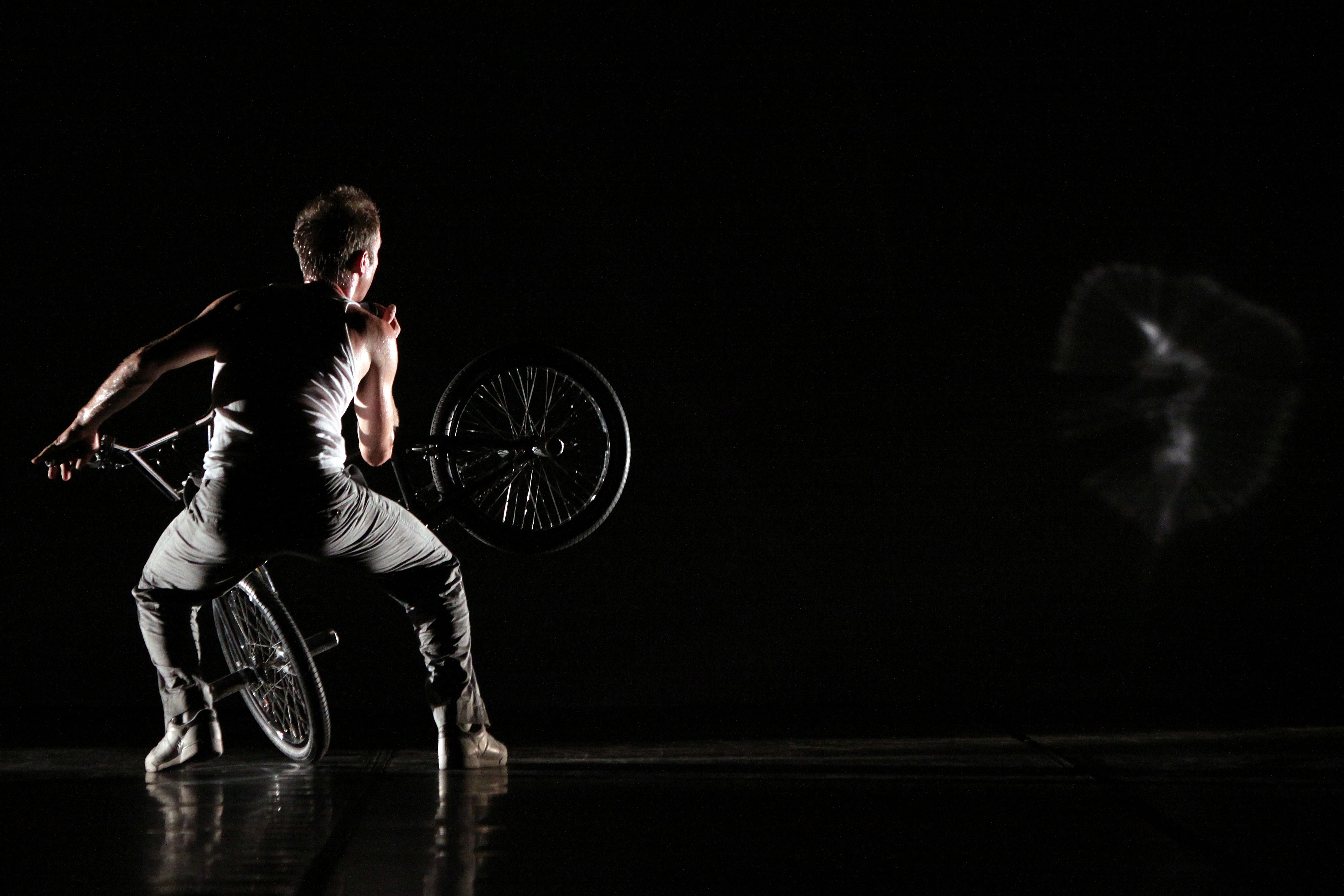 Dia 03 de setembro Sesc Santos  Com elementos do 'novo circo' e uma primorosa atuação de Vincent Warin (campeão do Tour de France e vice-campeão do mundo de BMX Free Style) a peça é uma poética entre a relação do homem e sua criação. Em sua técnica tão física quanto lúdica, os sons e a luz desempenham papel fundamental. O assovio dos pneus da bicicleta se mistura à música contemporânea para formar uma relação surrealista e o resultado é um verdadeiro momento de poesia e humor. Coma Cia 3.6/3.4, da França.