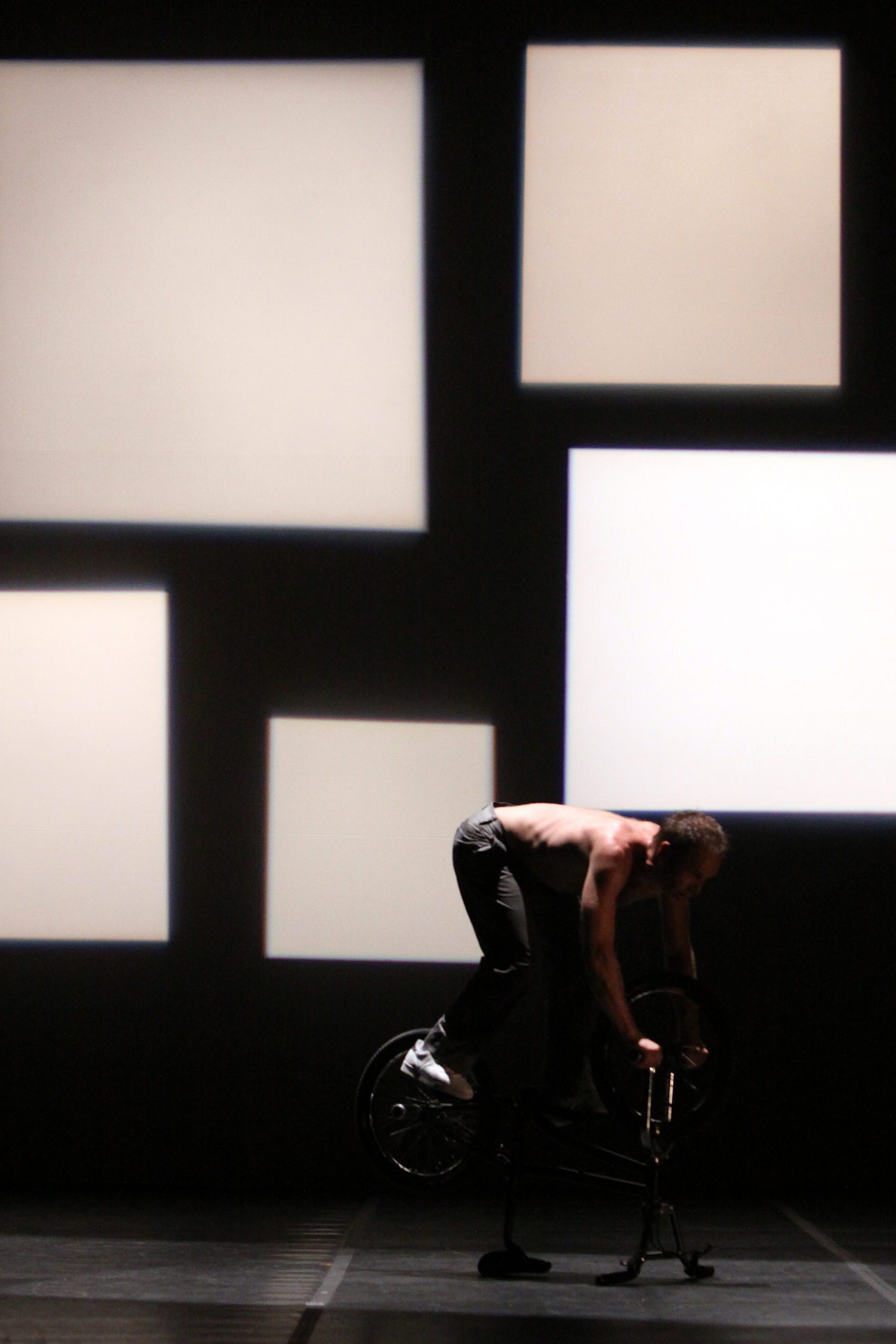 Dia 03 de setembro Sesc Santos  Com elementos do 'novo circo' e uma primorosa atuação de Vincent Warin (campeão do Tour de France e vice-campeão do mundo de BMX Free Style) a peça é uma poética entre a relação do homem e sua criação. Em sua técnica tão física quanto lúdica, os sons e a luz desempenham papel fundamental. O assovio dos pneus da bicicleta se mistura à música contemporânea para formar uma relação surrealista e o resultado é um verdadeiro momento de poesia e humor. Coma Cia 3.6/3.4, da França.