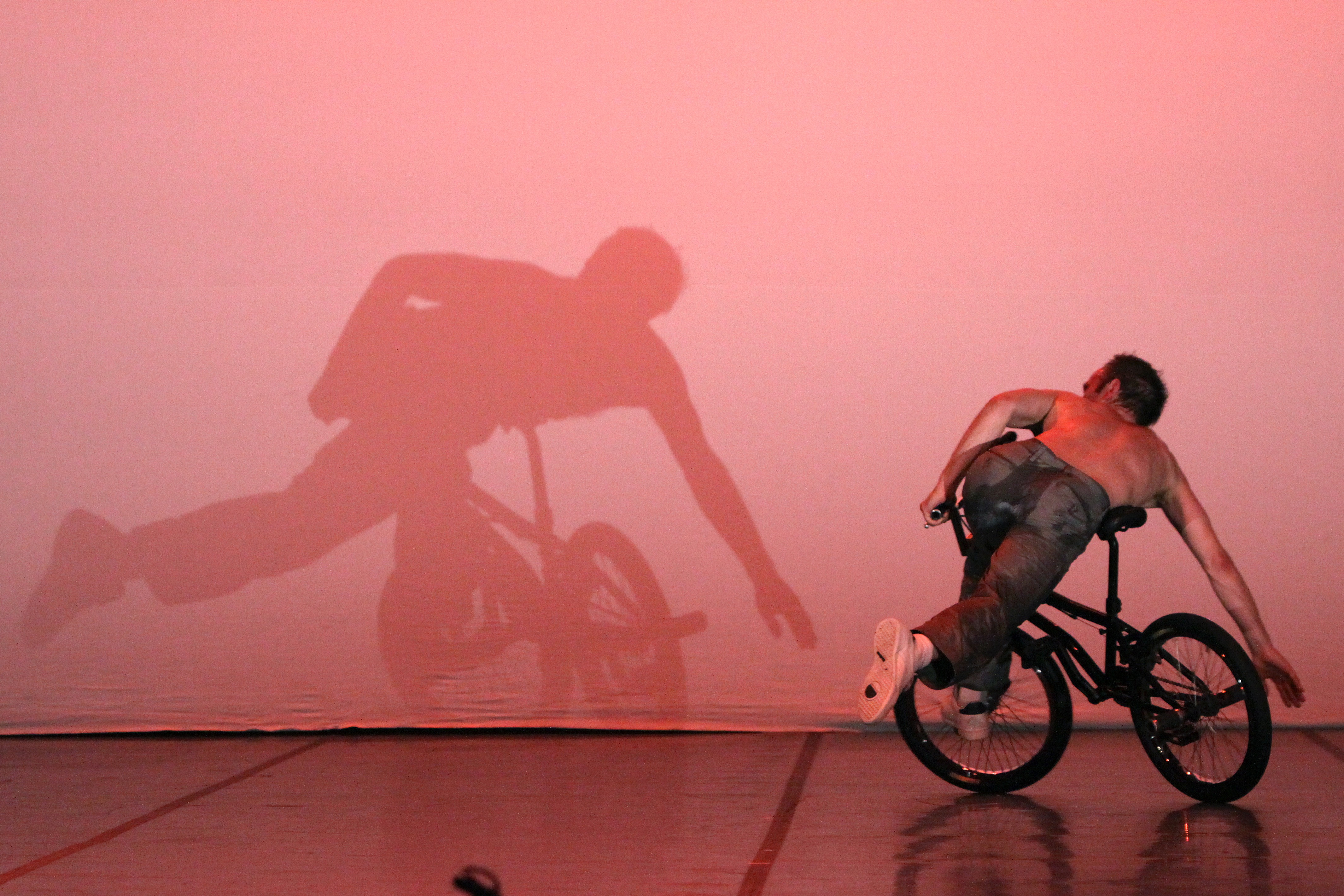 Dia 03 de setembro Sesc Santos  Com elementos do 'novo circo' e uma primorosa atuação de Vincent Warin (campeão do Tour de France e vice-campeão do mundo de BMX Free Style) a peça é uma poética entre a relação do homem e sua criação. Em sua técnica tão física quanto lúdica, os sons e a luz desempenham papel fundamental. O assovio dos pneus da bicicleta se mistura à música contemporânea para formar uma relação surrealista e o resultado é um verdadeiro momento de poesia e humor. Coma Cia 3.6/3.4, da França.