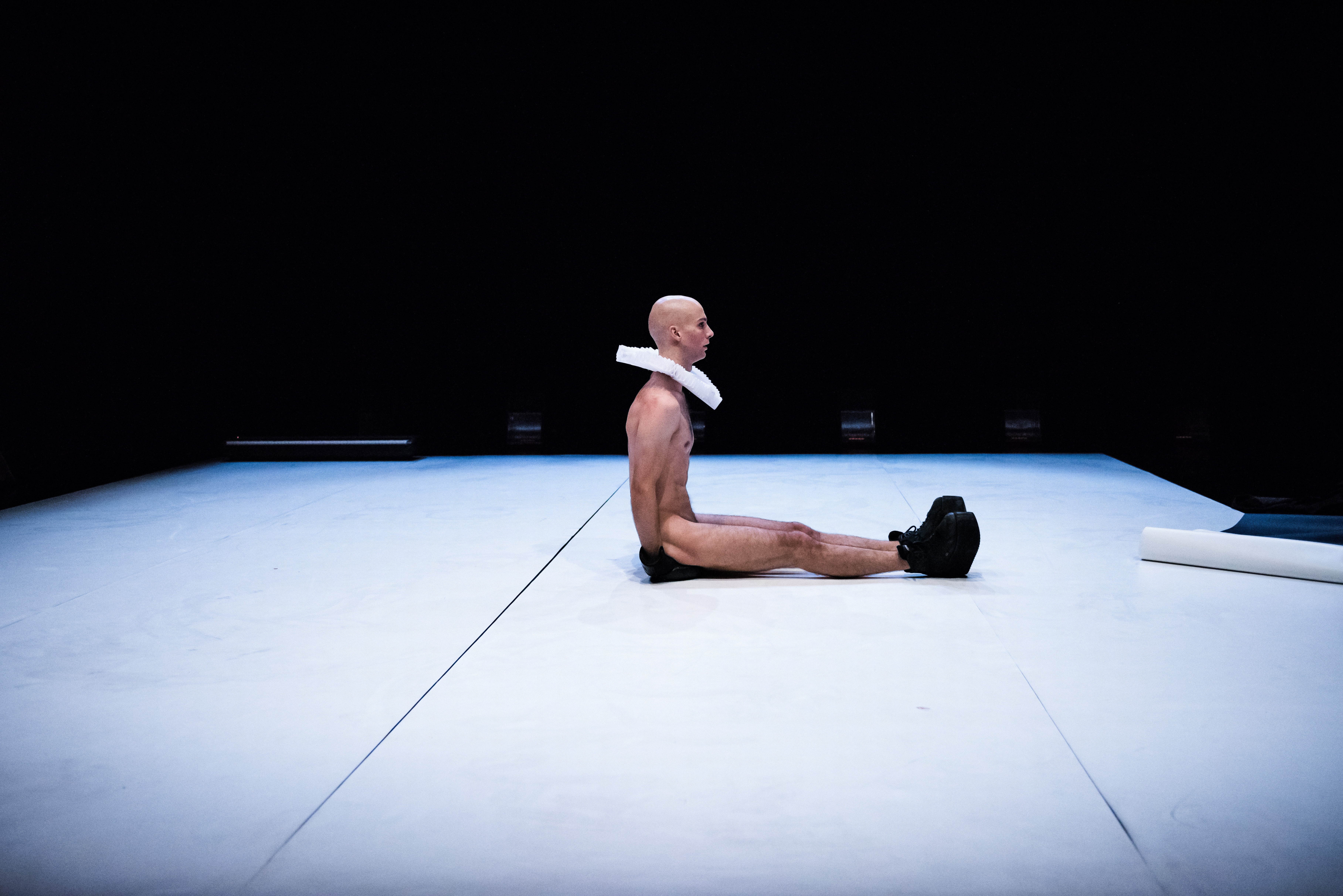 Le spectacle « Aneckxander » avec Alexander Vantournhout. Dramaturgie : Bauke LievensTechnique lumière : Tim OelbrandtCostumes: Nefeli Myrtidi, Anne VereeckeRegards Extérieurs : Gerald Kurdian, Anneleen Keppens, Geert Belpaeme, Lore MissineLa plateforme CircusNext permet aux artistes de se faire connaître des professionnels du spectacle vivant (programmateurs, coproducteurs, institutionnels…), notamment à l’occasion des sélections et des présentations publiques. Le cœur du dispositif est l'artiste en tant qu'auteur. Il s'agit de former, au niveau européen, une infrastructure durable pour le développement des nouvelles écritures contemporaines circassiennes et la professionnalisation des auteurs émergents via des rencontres avec l’ensemble des acteurs du secteur : professionnels du spectacle vivant (artistes, centres de création, structures de production, lieux de diffusion), médias, institutions publiques, partenaires privés et publics.CircusNext est un projet de coopération conçu et organisé par un ensemble de partenaires européens, chacun accueillant une partie des activités (résidences, sélections, présentations publiques, laboratoires, etc.) et finançant conjointement les bourses d’aide à l’écriture.