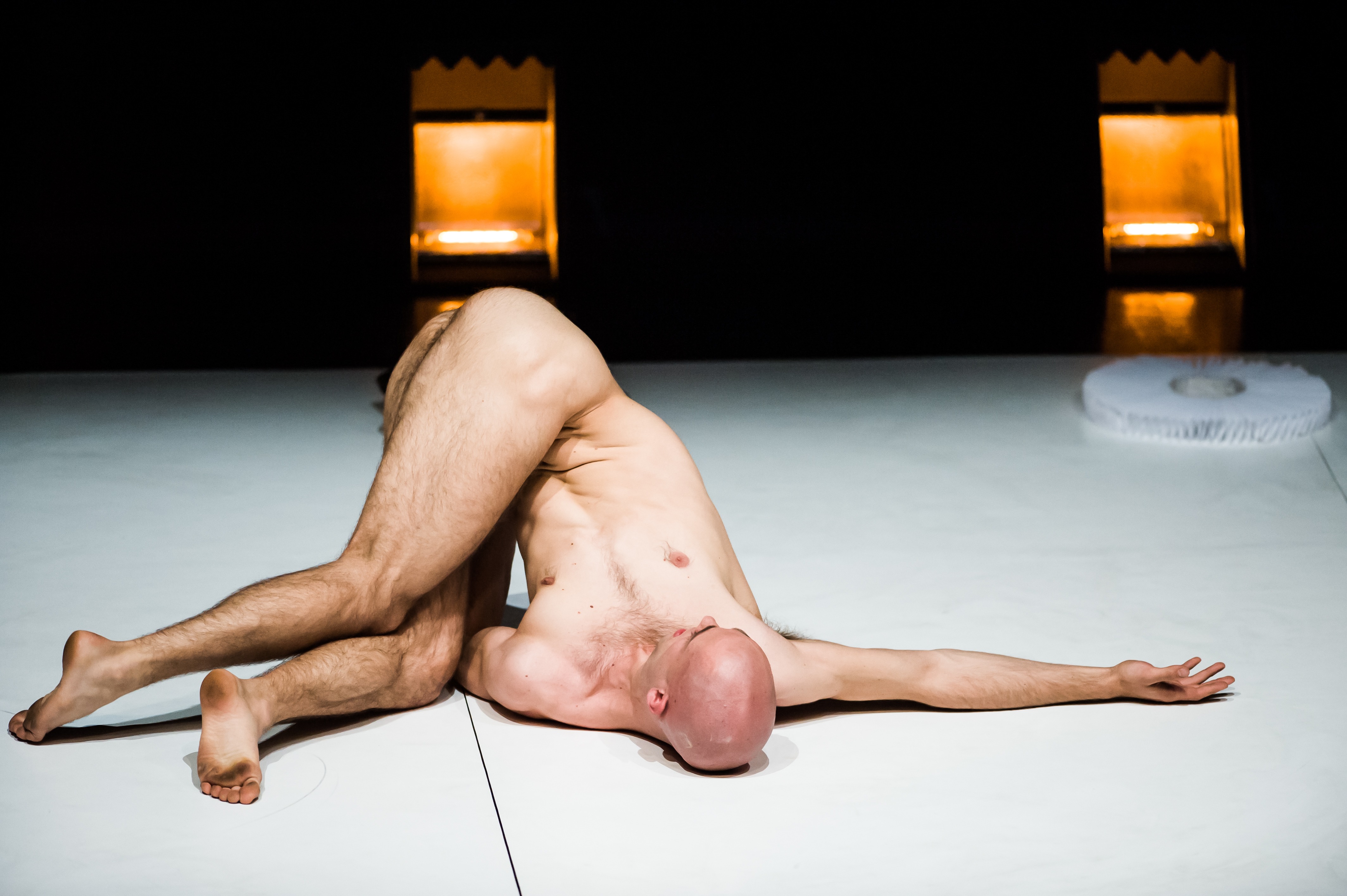 Le spectacle « Aneckxander » avec Alexander Vantournhout. Dramaturgie : Bauke LievensTechnique lumière : Tim OelbrandtCostumes: Nefeli Myrtidi, Anne VereeckeRegards Extérieurs : Gerald Kurdian, Anneleen Keppens, Geert Belpaeme, Lore MissineLa plateforme CircusNext permet aux artistes de se faire connaître des professionnels du spectacle vivant (programmateurs, coproducteurs, institutionnels…), notamment à l’occasion des sélections et des présentations publiques. Le cœur du dispositif est l'artiste en tant qu'auteur. Il s'agit de former, au niveau européen, une infrastructure durable pour le développement des nouvelles écritures contemporaines circassiennes et la professionnalisation des auteurs émergents via des rencontres avec l’ensemble des acteurs du secteur : professionnels du spectacle vivant (artistes, centres de création, structures de production, lieux de diffusion), médias, institutions publiques, partenaires privés et publics.CircusNext est un projet de coopération conçu et organisé par un ensemble de partenaires européens, chacun accueillant une partie des activités (résidences, sélections, présentations publiques, laboratoires, etc.) et finançant conjointement les bourses d’aide à l’écriture.