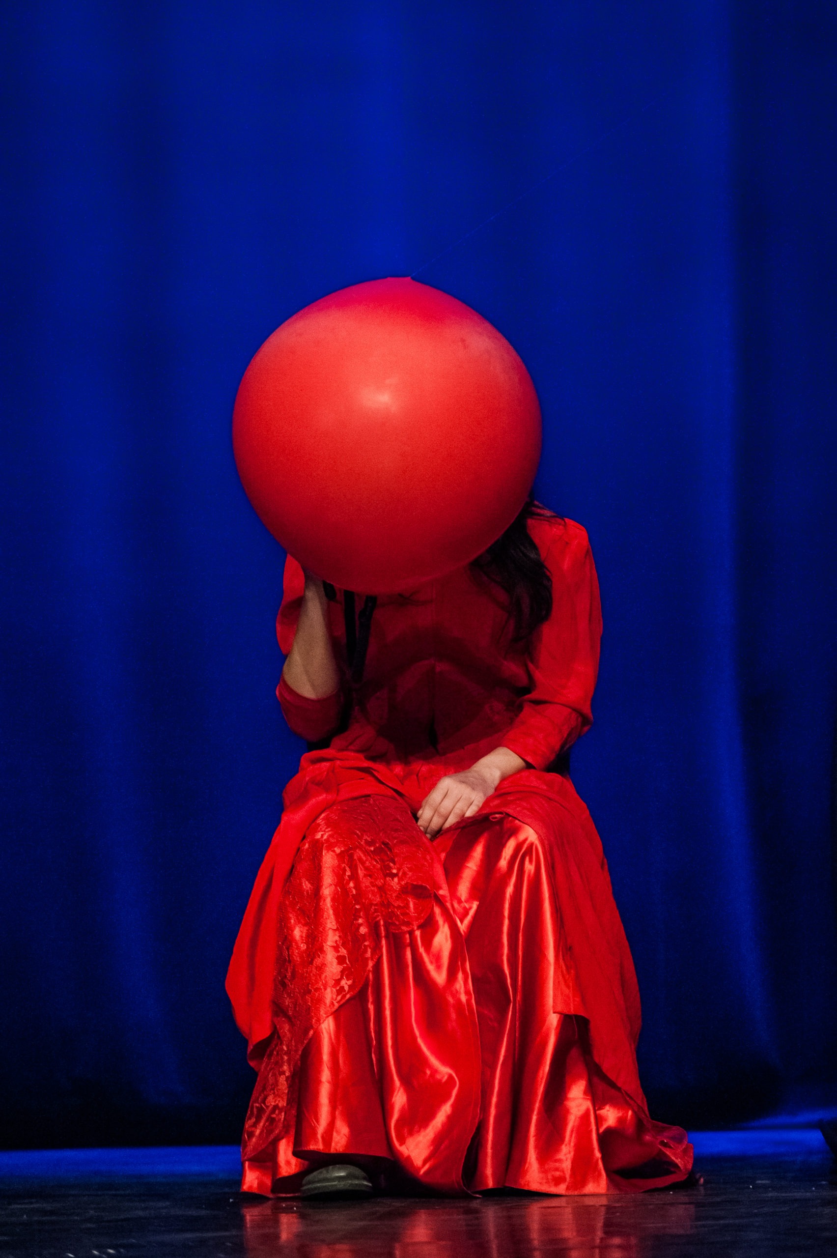 La Cie Oktobre, avec Eva Ordonez, Yann Frisch et Jonathan Frau, lauréats de Circus Next et Jeune talents cirque Europe, présentent les étapes de travail de leur projet « Oktobre » à la cité universitaire de Paris. Le 27 et 28 Avril 2013. 