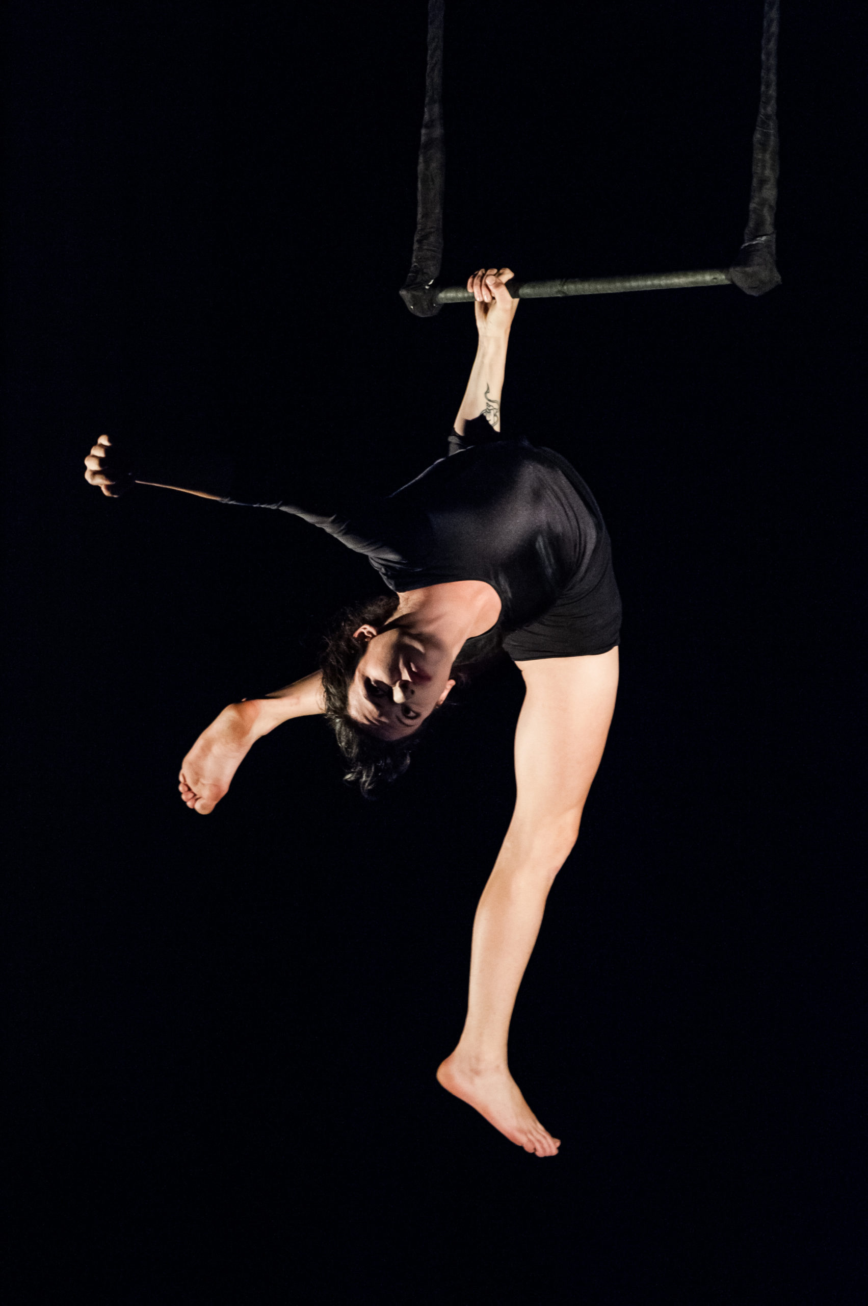 La Cie Oktobre, avec Eva Ordonez, Yann Frisch et Jonathan Frau, lauréats de Circus Next et Jeune talents cirque Europe, présentent les étapes de travail de leur projet « Oktobre » à la cité universitaire de Paris. Le 27 et 28 Avril 2013. 