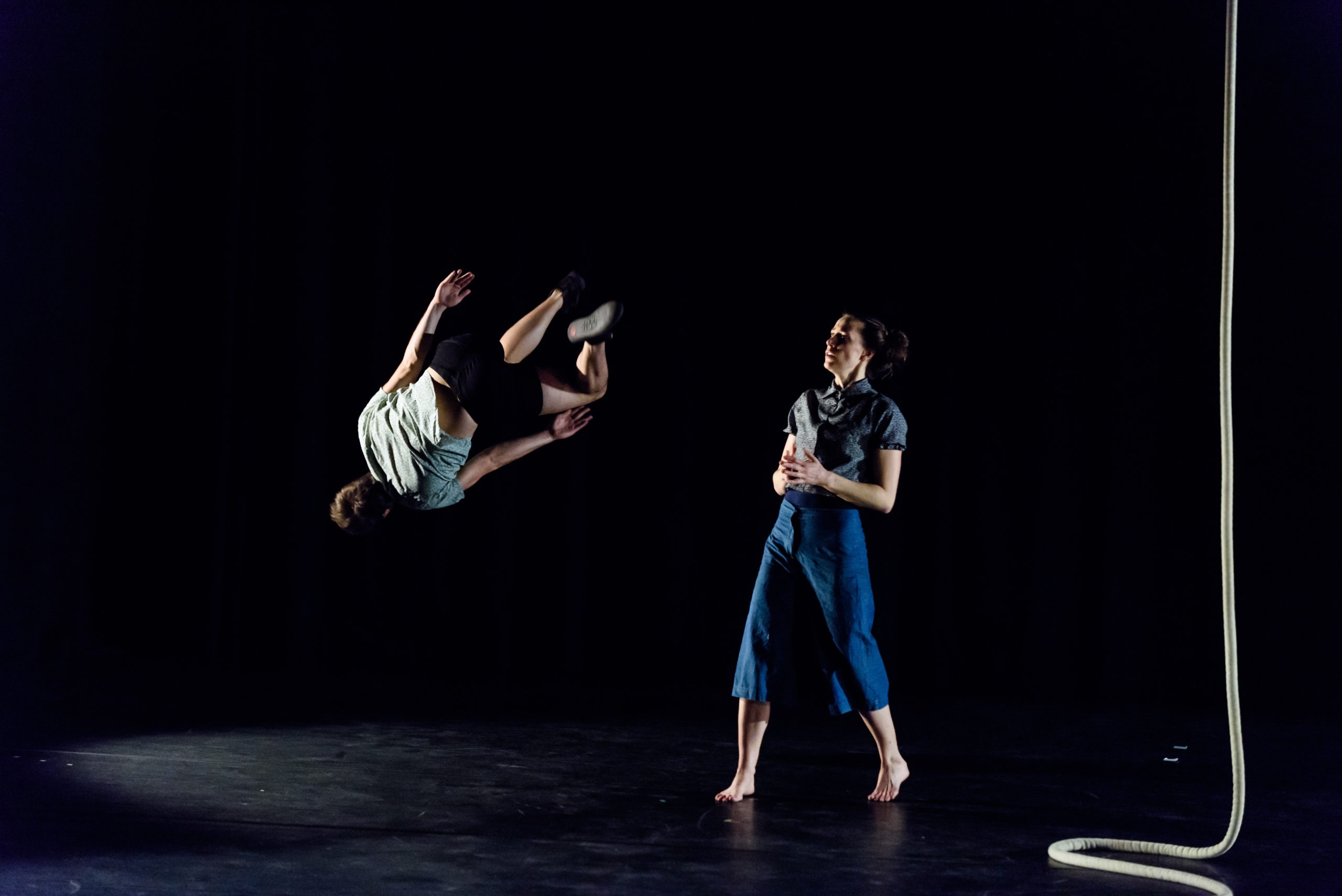 Dommelhof, Neerpelt, Belgique, Novembre 2015.Présentation du projet Finding No Man's Land de la Compagnie Two avec les artistes Ricardo Gaiser (DE/BR), Katja Andersen (DK) pendant la semaine des présélections Circus Next. La plateforme CircusNext permet aux artistes de se faire connaître des professionnels du spectacle vivant (programmateurs, coproducteurs, institutionnels…), notamment à l’occasion des sélections et des présentations publiques. Le cœur du dispositif est l'artiste en tant qu'auteur. Il s'agit de former, au niveau européen, une infrastructure durable pour le développement des nouvelles écritures contemporaines circassiennes et la professionnalisation des auteurs émergents via des rencontres avec l’ensemble des acteurs du secteur : professionnels du spectacle vivant (artistes, centres de création, structures de production, lieux de diffusion), médias, institutions publiques, partenaires privés et publics.CircusNext est un projet de coopération conçu et organisé par un ensemble de partenaires européens, chacun accueillant une partie des activités (résidences, sélections, présentations publiques, laboratoires, etc.) et finançant conjointement les bourses d’aide à l’écriture.