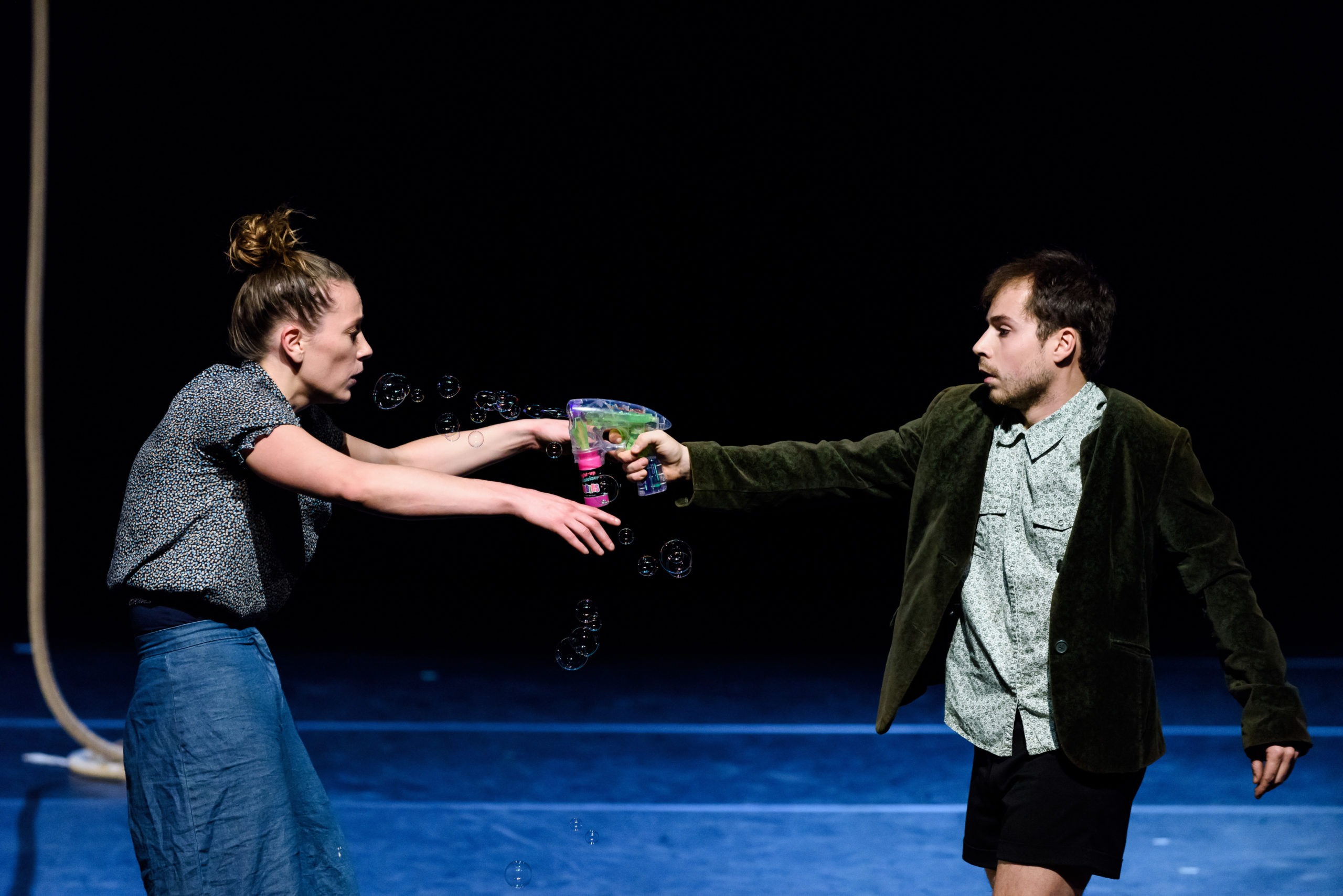 Dommelhof, Neerpelt, Belgique, Novembre 2015.Présentation du projet Finding No Man's Land de la Compagnie Two avec les artistes Ricardo Gaiser (DE/BR), Katja Andersen (DK) pendant la semaine des présélections Circus Next. La plateforme CircusNext permet aux artistes de se faire connaître des professionnels du spectacle vivant (programmateurs, coproducteurs, institutionnels…), notamment à l’occasion des sélections et des présentations publiques. Le cœur du dispositif est l'artiste en tant qu'auteur. Il s'agit de former, au niveau européen, une infrastructure durable pour le développement des nouvelles écritures contemporaines circassiennes et la professionnalisation des auteurs émergents via des rencontres avec l’ensemble des acteurs du secteur : professionnels du spectacle vivant (artistes, centres de création, structures de production, lieux de diffusion), médias, institutions publiques, partenaires privés et publics.CircusNext est un projet de coopération conçu et organisé par un ensemble de partenaires européens, chacun accueillant une partie des activités (résidences, sélections, présentations publiques, laboratoires, etc.) et finançant conjointement les bourses d’aide à l’écriture.